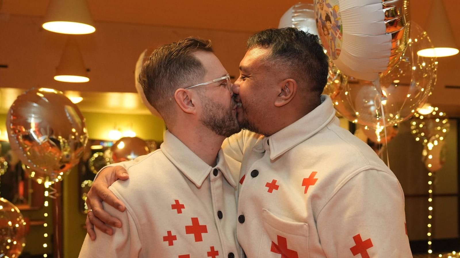 Kærligheden er flyttet ind hos Kaspar og Lambang, der nu kan kalde sig en familie på fem.