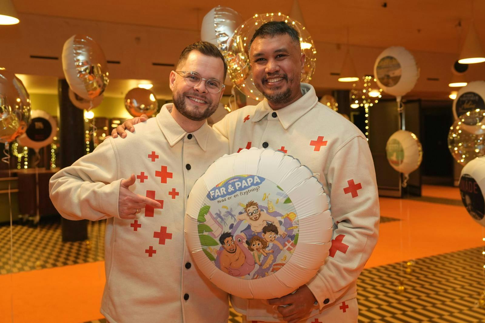 Kaspar og Lambang stod selv for aftenens outfit, mens mormor sørgede for at passe ungerne derhjemme: - Mor passer alle sammen - mor er fandme sej, lød det på den røde løber.