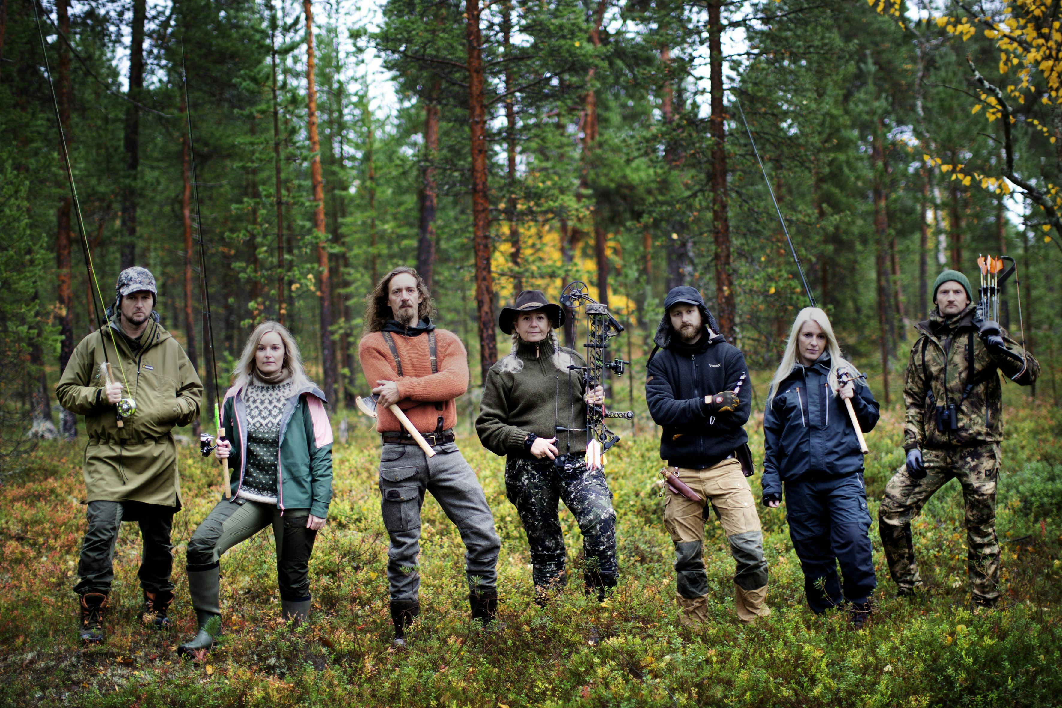 Årets cast er fra venstre mod højre: Vildmarkseventyrer Claus, lystfisker Anne, "viking" Søren, buejæger Mette, buschcraftinstruktør Anders, lystfisker Bettina og buejæger Ulrik.