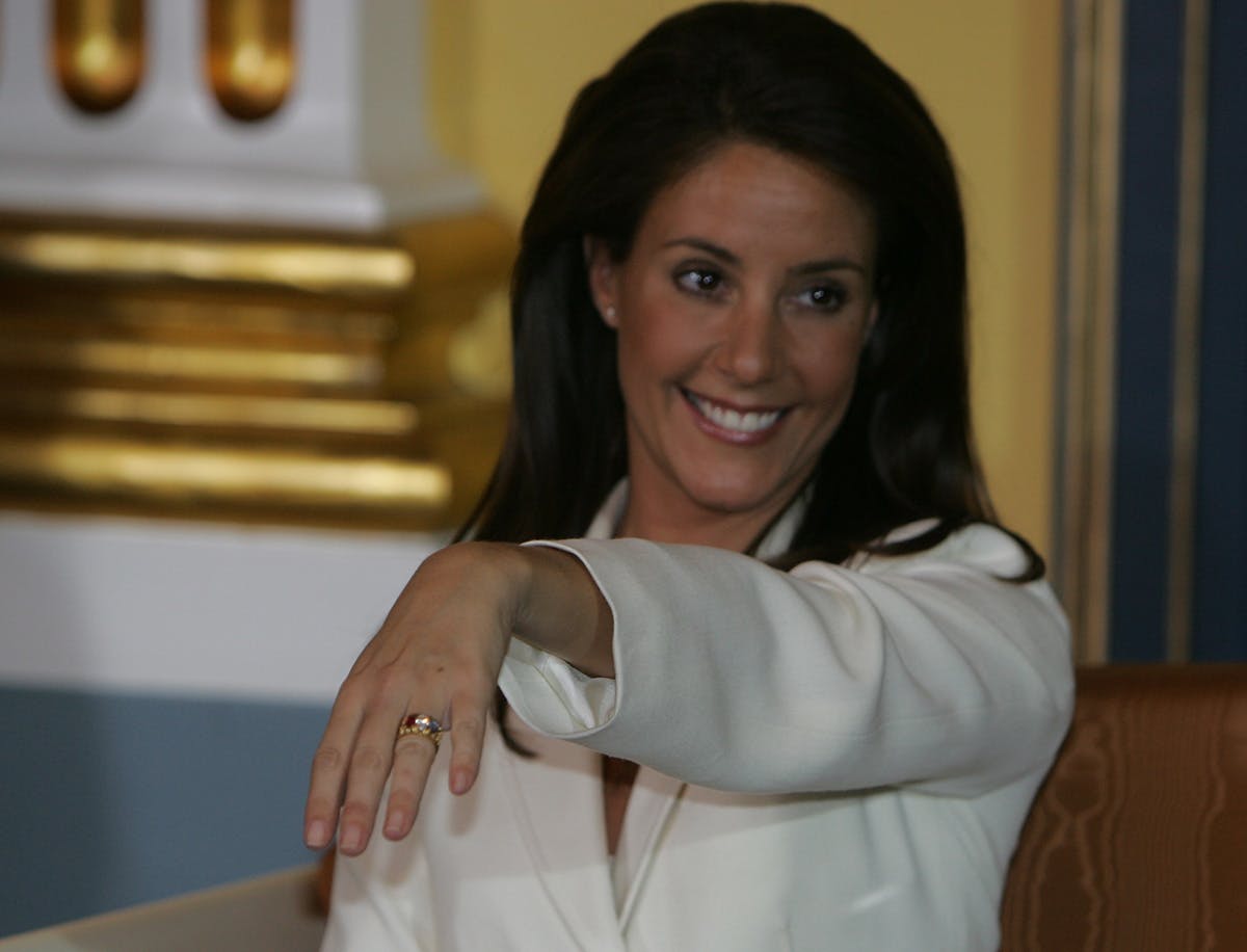 Efter forlovelsen viste prinsesse Marie ringen frem til et pressemøde på Amalienborg 3. oktober 2007. Dengang gik hun stadig under navnet Marie Cavallier.