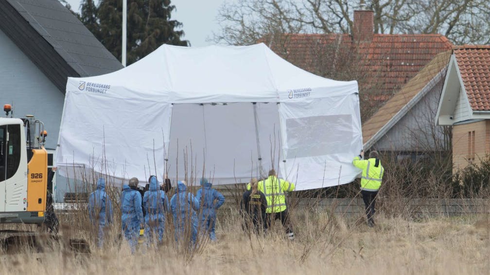 Der sættes her et stort telt op på stedet, så den døde kvinde og findestedet kan undersøges i fred.