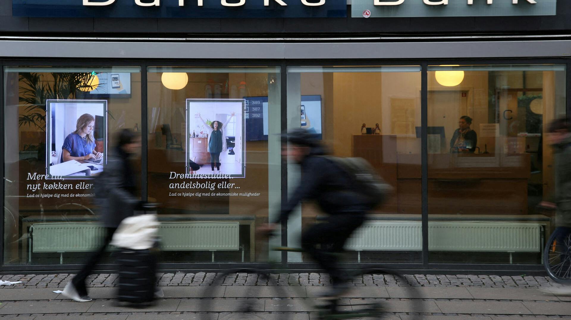 Danske Bank hæver nu priserne. 