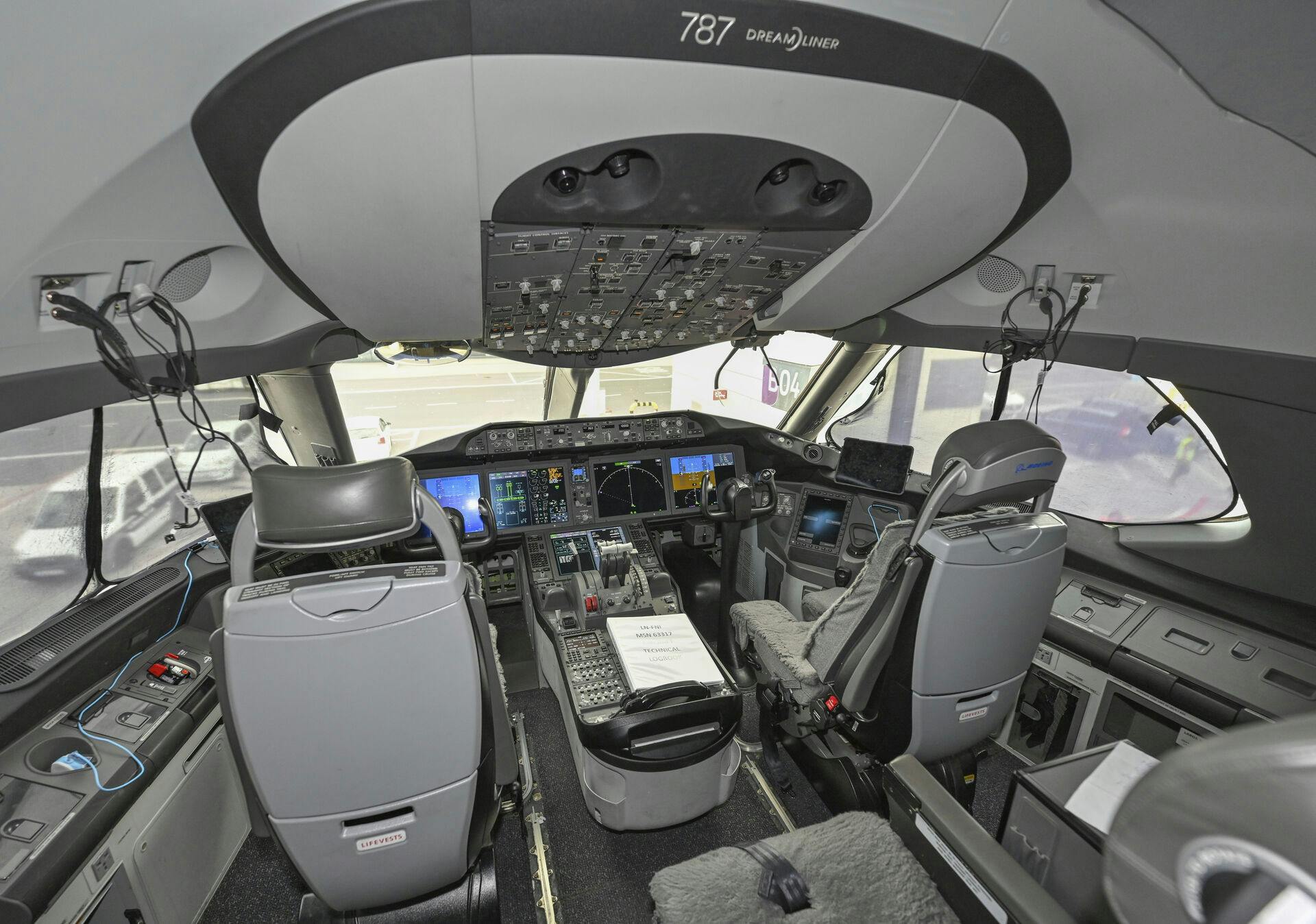 Det er i et cockpit som dette, at ulykken skete, da der blev trykket på en knap, som tvang pilotens sæde frem og direkte ind i udstyret, som styrer flyet.