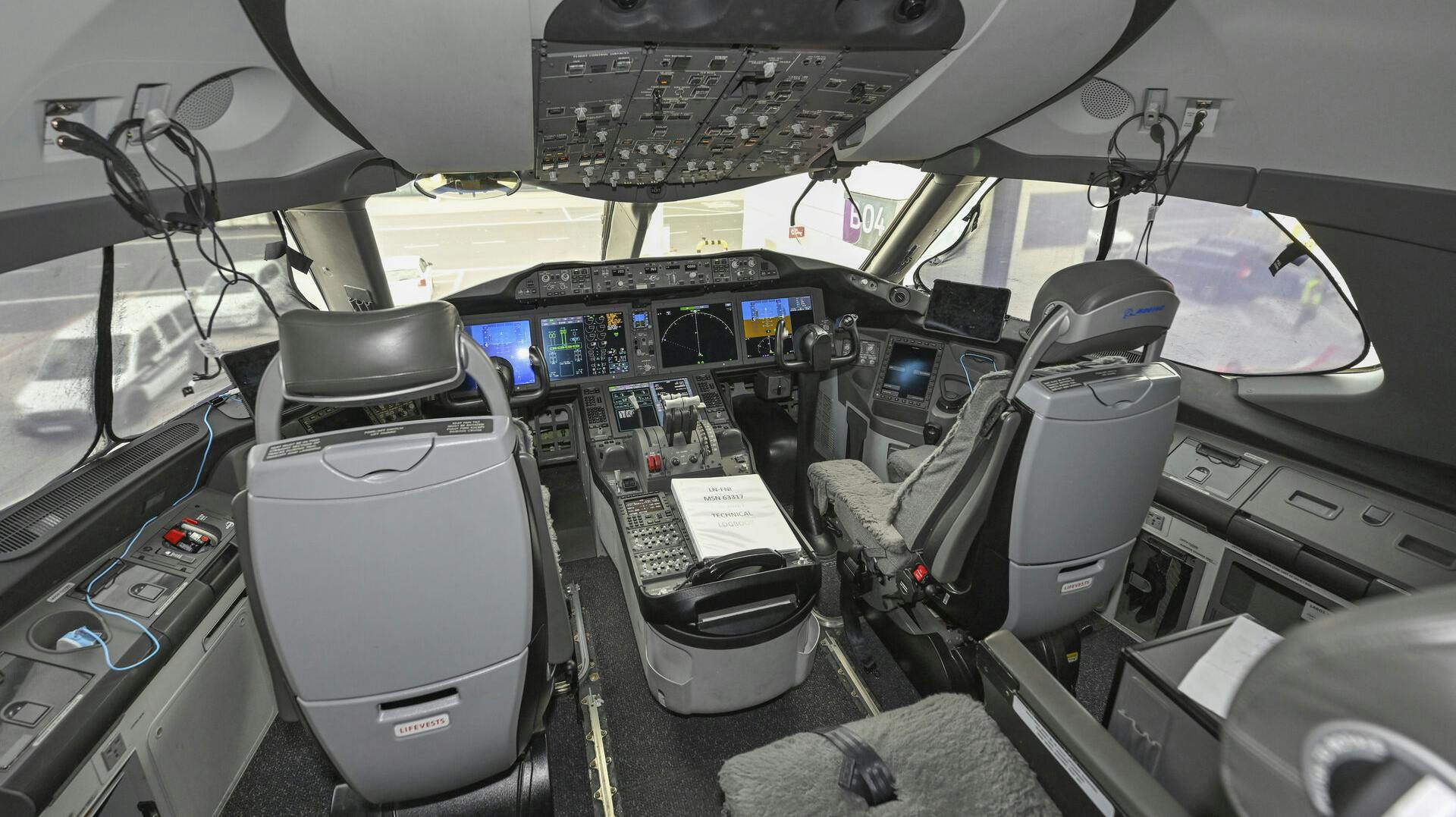 Det er i et cockpit som dette, at ulykken skete, da der blev trykket på en knap, som tvang pilotens sæde frem og direkte ind i udstyret, som styrer flyet.