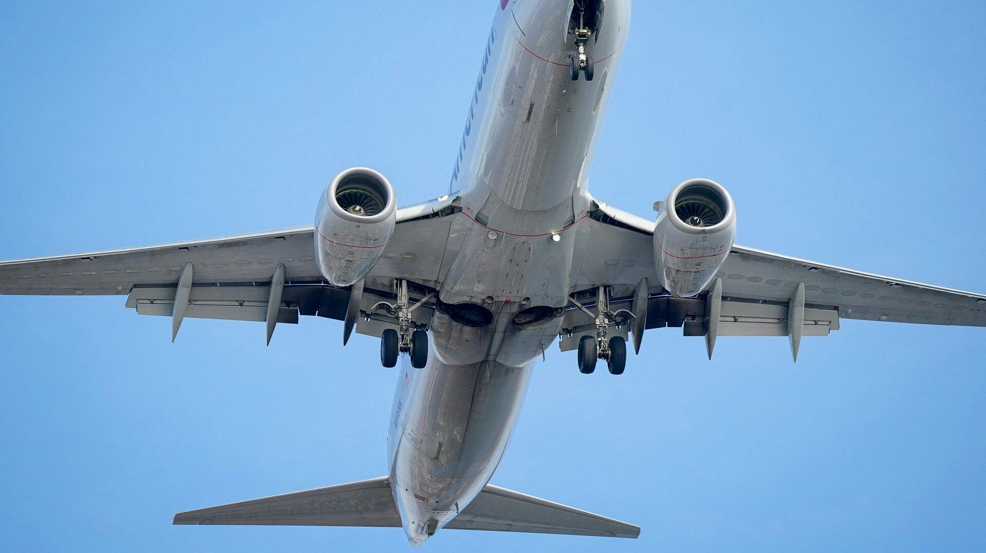 Flyet havde netop landet i lufthavnen i Medford fra San Francisco, da de gjorde opdagelsen.