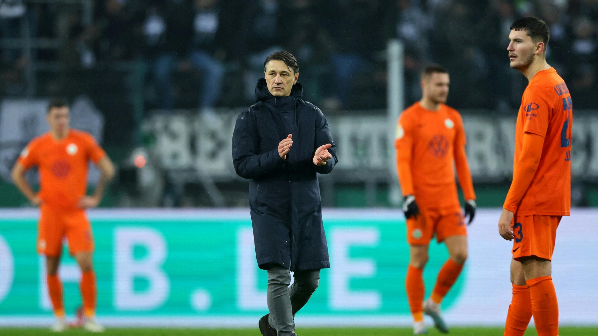 Soccer Football - DFB Cup - Round of 16 - Borussia Moenchengladbach v VfL Wolfsburg - Borussia-Park, Moenchengladbach, Germany - December 5, 2023 VfL Wolfsburg coach Niko Kovac and Jonas Wind look dejected after the match REUTERS/Wolfgang Rattay DFB REGULATIONS PROHIBIT ANY USE OF PHOTOGRAPHS AS IMAGE SEQUENCES AND/OR QUASI-VIDEO.