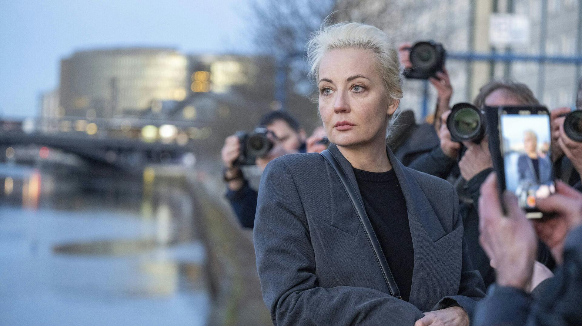 Julija Navalnaja skrev sin mands navn på stemmeseddel efter at have stået i kø ved ambassade i Berlin.