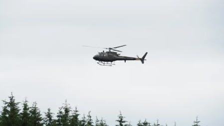 Politiet søger med helikopter efter en mand. 