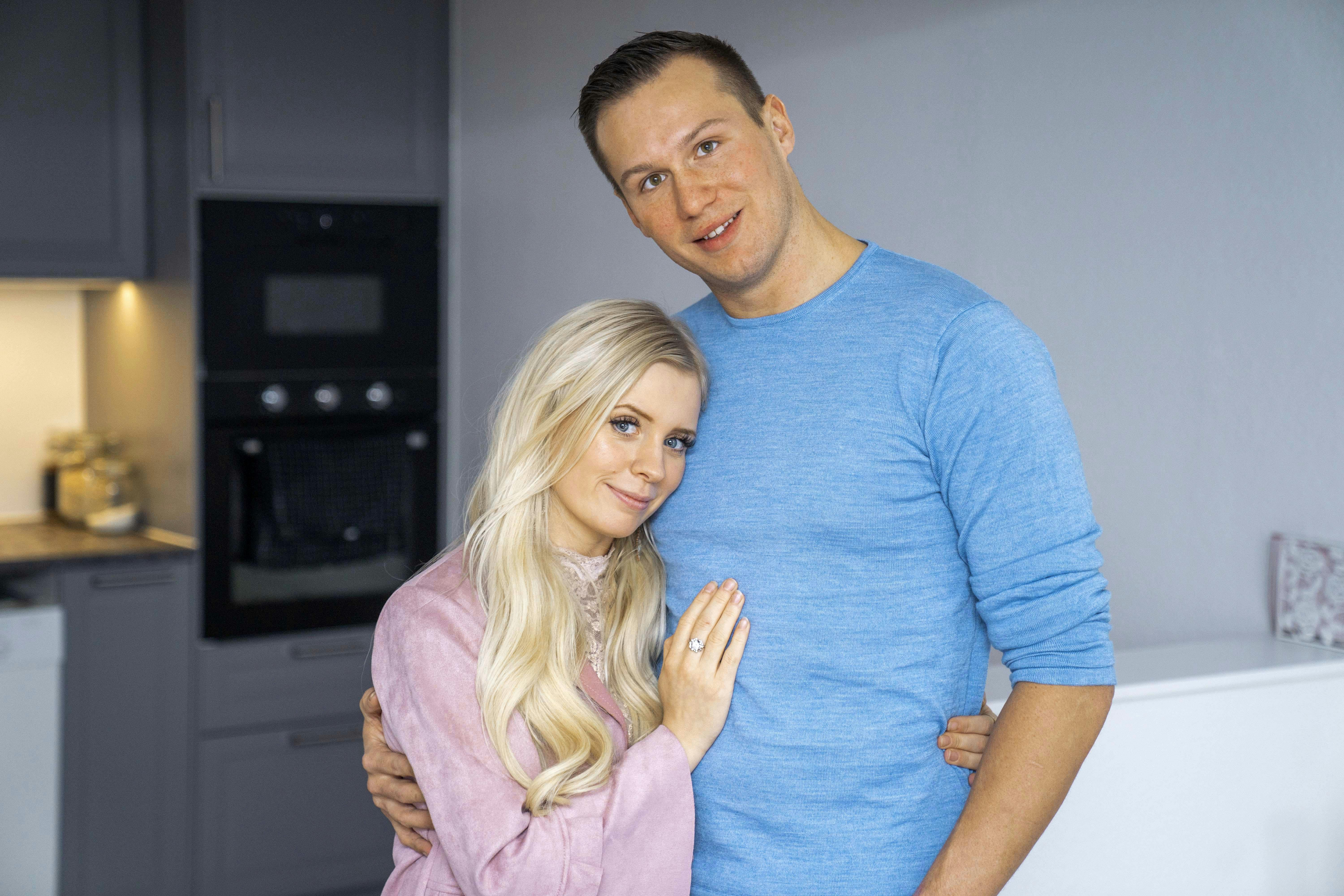 Michael Sommer og Maria Kronholm har været sammen i fire år. Parret blev gift i 2021 og er nu blevet forældre for første gang.