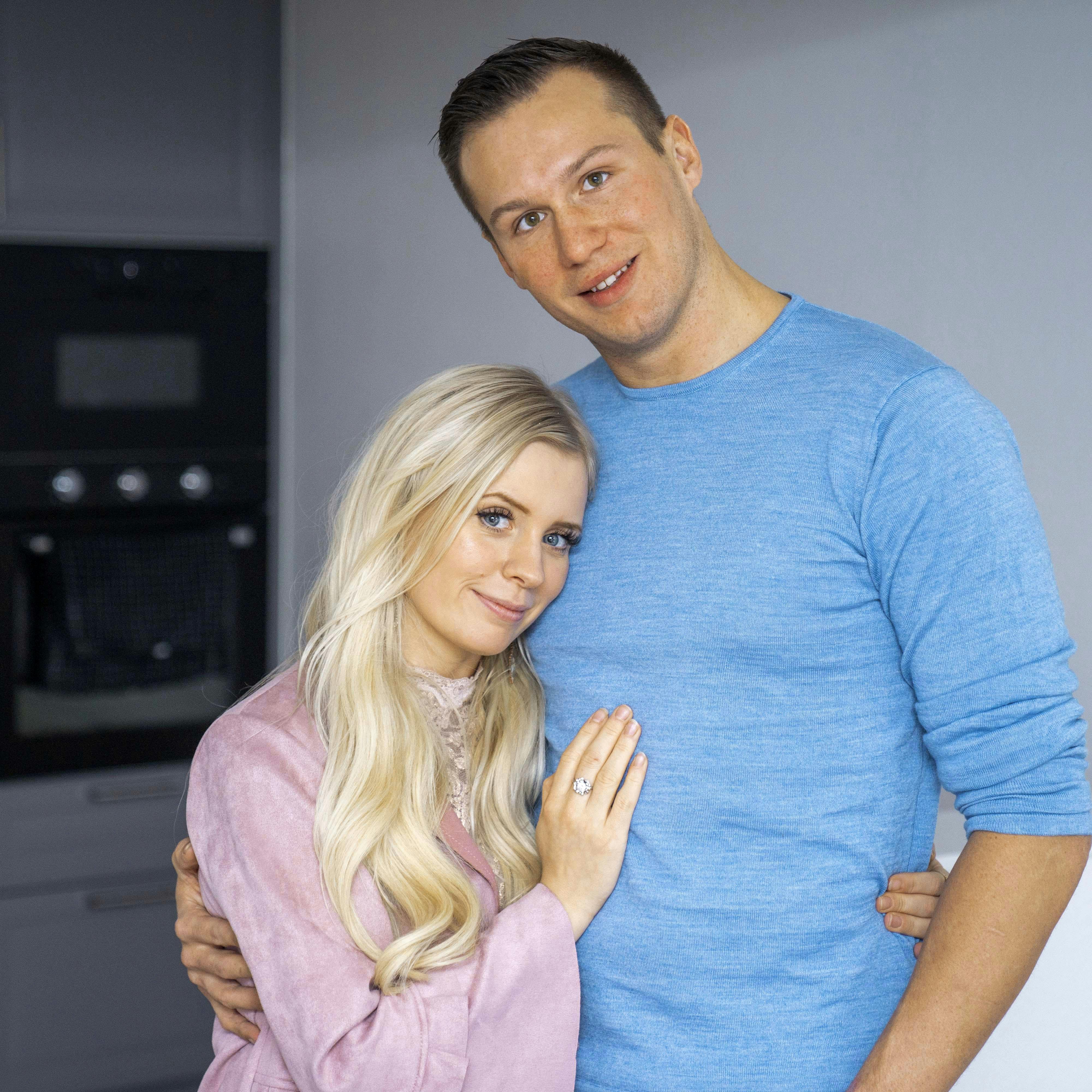 Michael Sommer og Maria Kronholm har været sammen i fire år. Parret blev gift i 2021 og er nu blevet forældre for første gang.