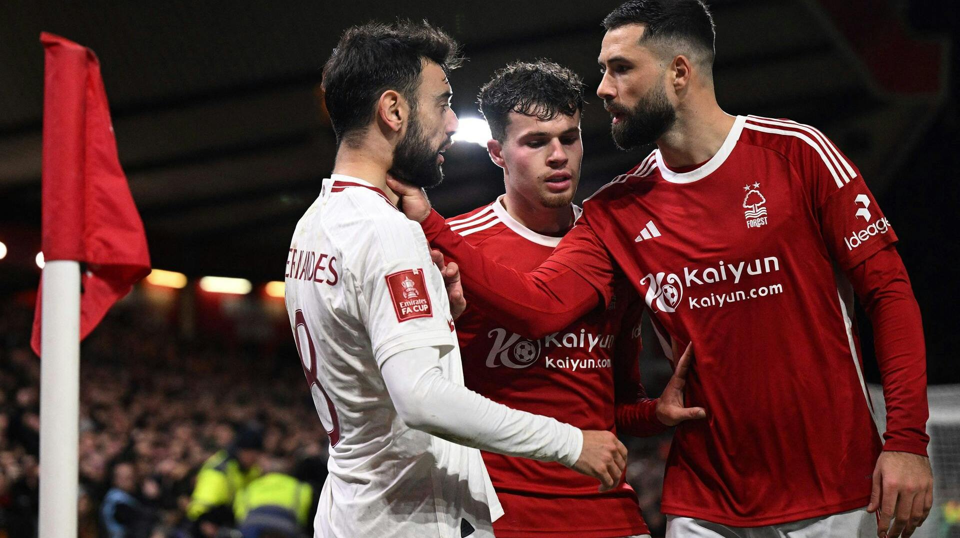 Nottingham Forest fratrækkes fire point for at have overtrådt ligaens økonomiske regler. Pointstraffen betyder, at Premier League-klubben ryger under nedrykningsstregen.