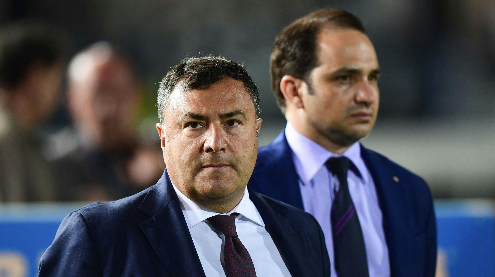 Fiorentina-direktøren Joe Barone blev søndag ramt af et hjertestop. Mandag fortæller klubben, at Barone fortsat er i kritisk tilstand og er i kunstig koma på hospitalet.