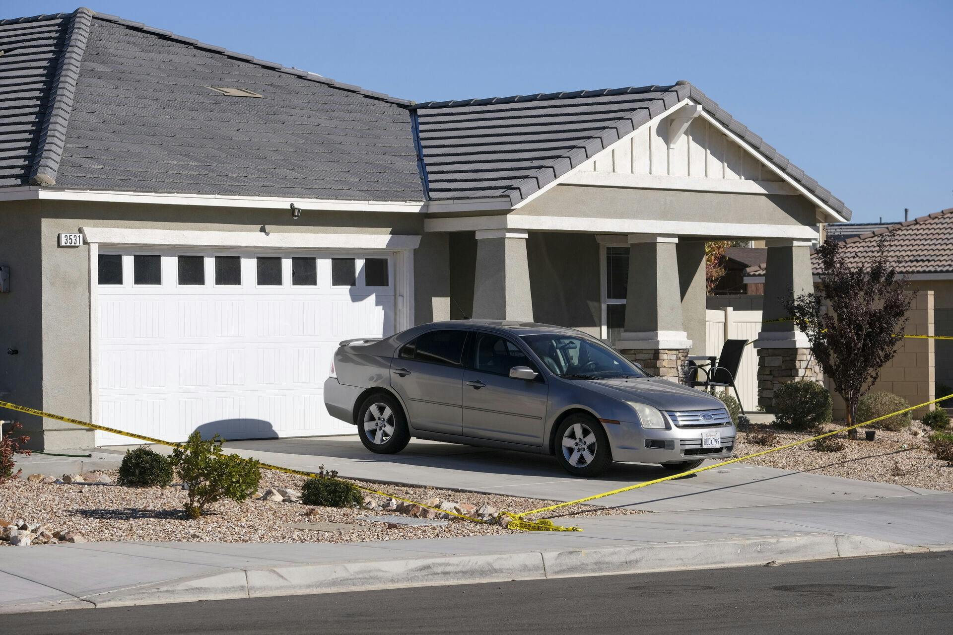 Drabene blev begået i familiens hus i byen Lancaster, Californien. Her ser huset spærret af efter drabene.