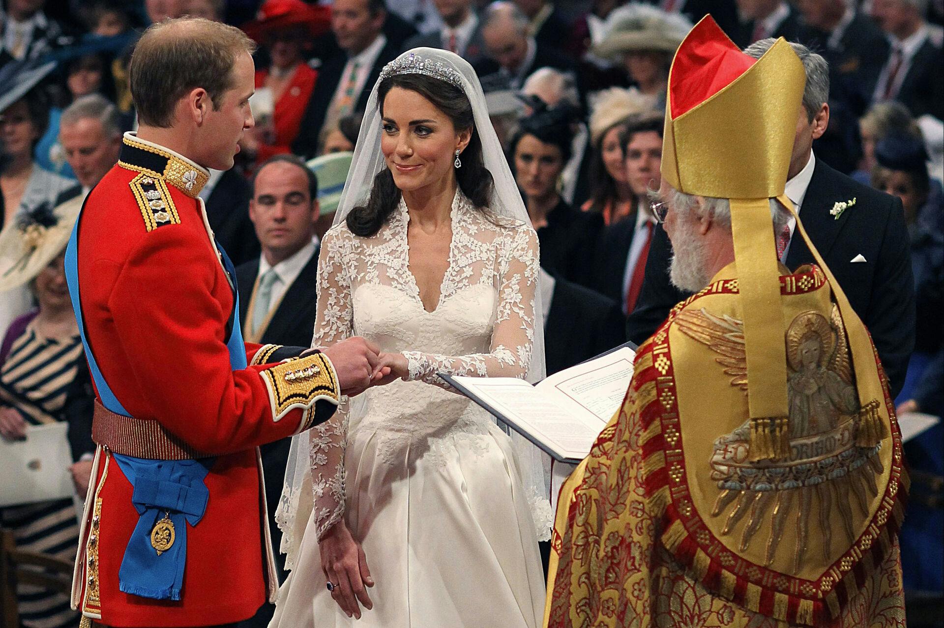 Prins William sætter ringen på prinsesse Kates finger under deres bryllup i 2011. Han ville ikke selv have en.