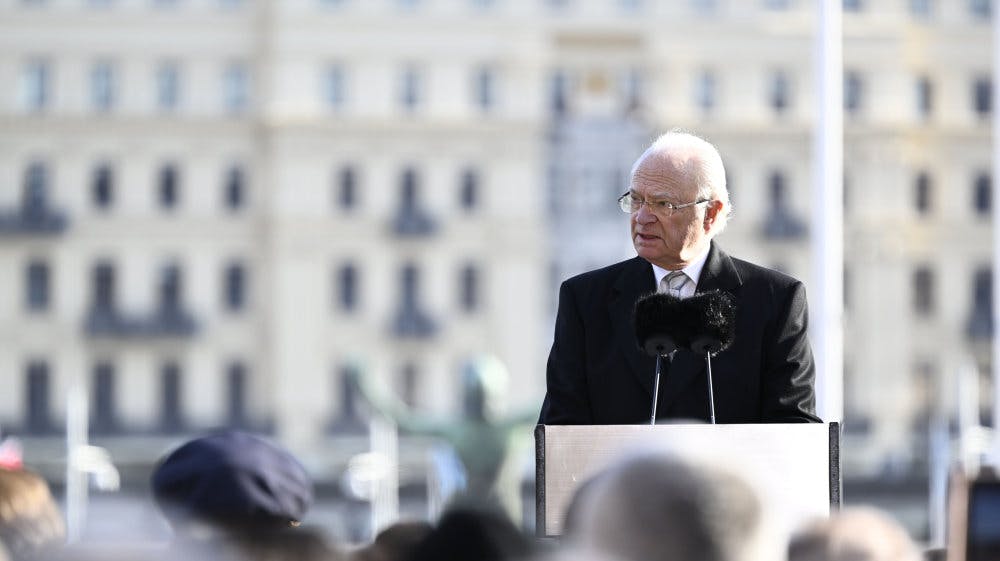 Nu skrives der et nyt stykke svensk historie, siger kong Carl Gustaf ved flaghejsningsceremoni i Stockholm. 