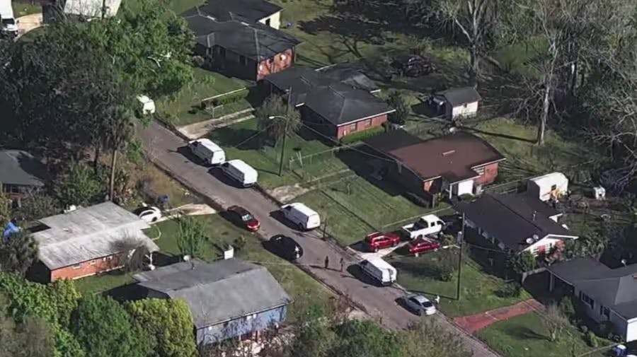 En husejer fandt i sidste uge et lig i sin have i Jacksonville, Florida. 