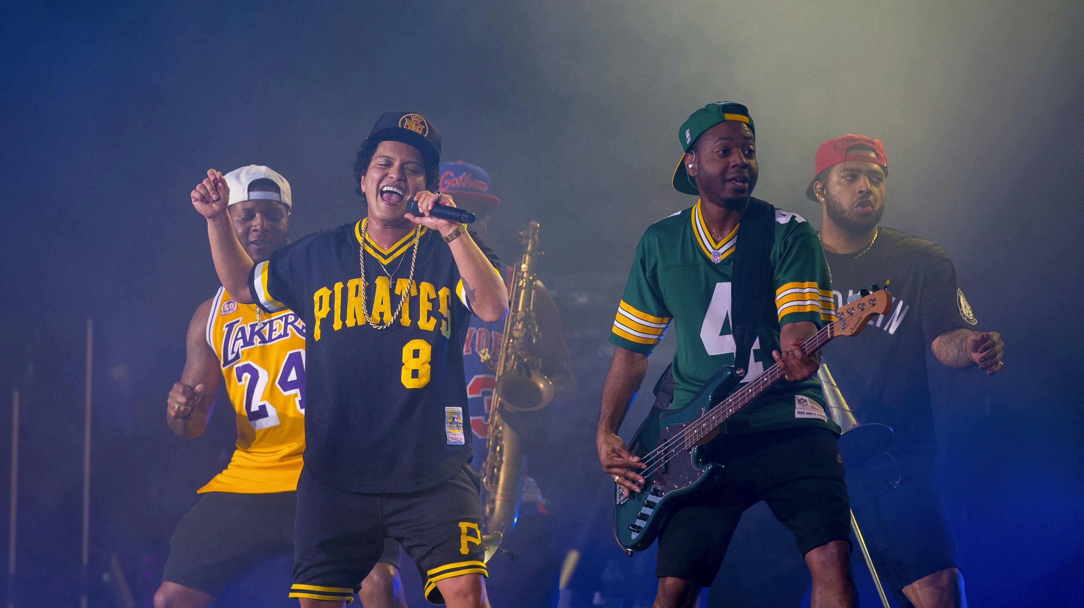 Bruno Mars skal lave adskillige hoftesving og optrædener, før den gigantiske spillegæld er betalt af.