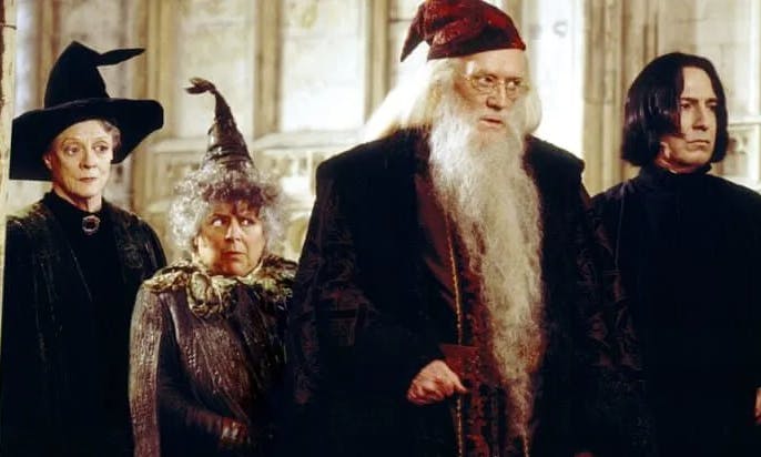 Miriam Mergolyes spiller rollen som professor Panoma Sprout i "Harry Potter og Hemmelighedernes Kammer" og "Harry Potter og dødsregalierne - del 2". 