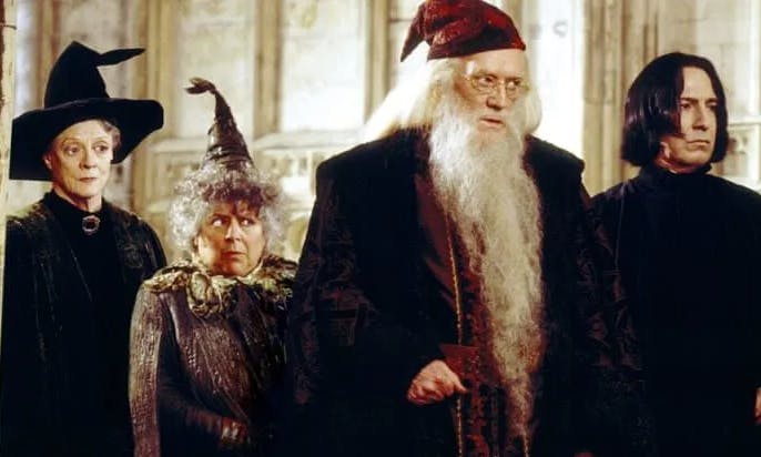 Miriam Mergolyes spiller rollen som professor Panoma Sprout i "Harry Potter og Hemmelighedernes Kammer" og "Harry Potter og dødsregalierne - del 2".