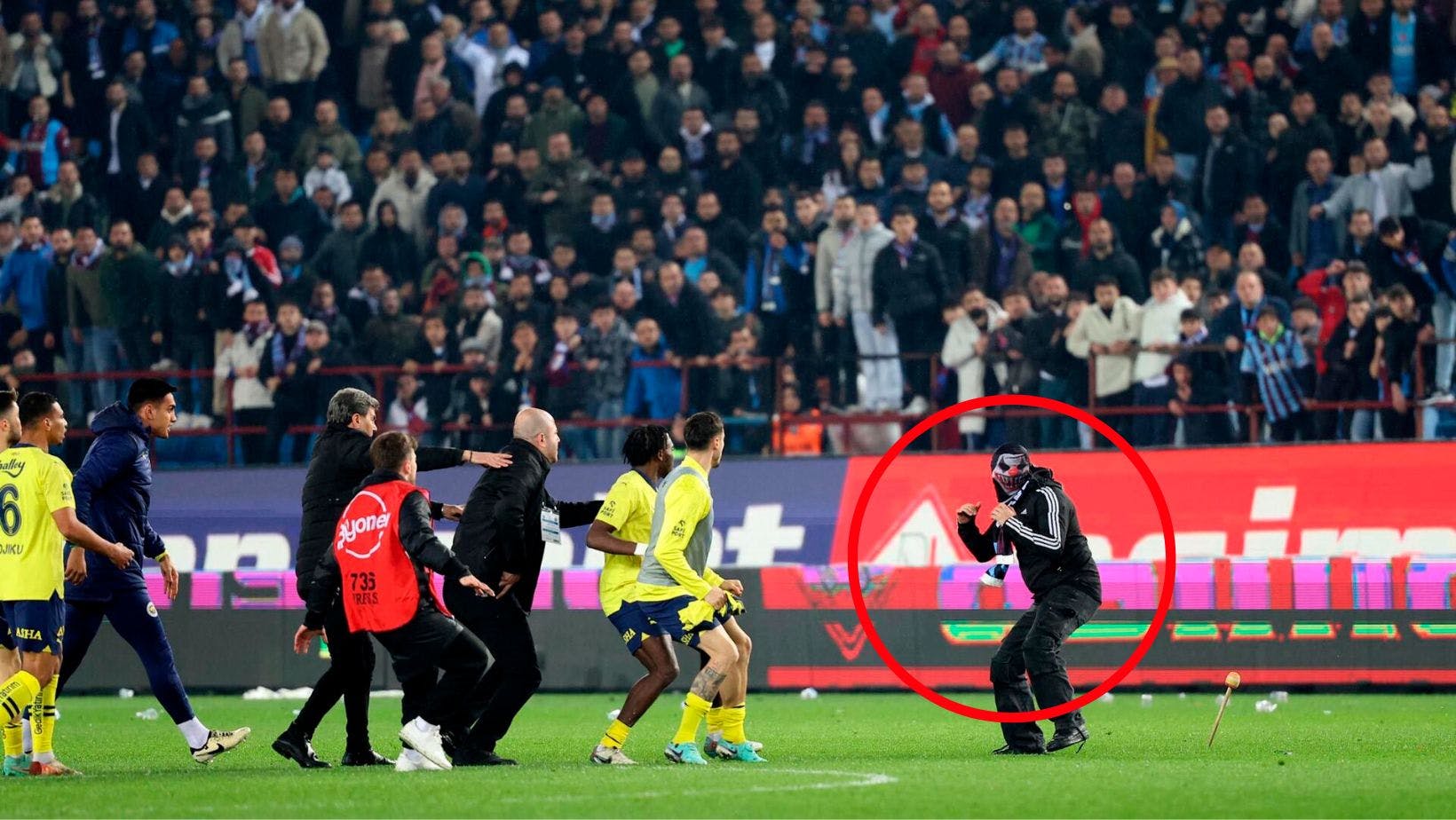 Trabzonspors fans stormede ind på banen efter slutfløjt for at angribe Fenerbahces spillere. Det endte med det helt store slagsmål, og nu truer Fenerbahce med at trække sig fra den tyrkiske liga.