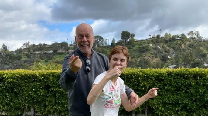 Tallulah Willis med sin kendte far, Bruce Willis, der i 2022 blev diagnosticeret med demens.