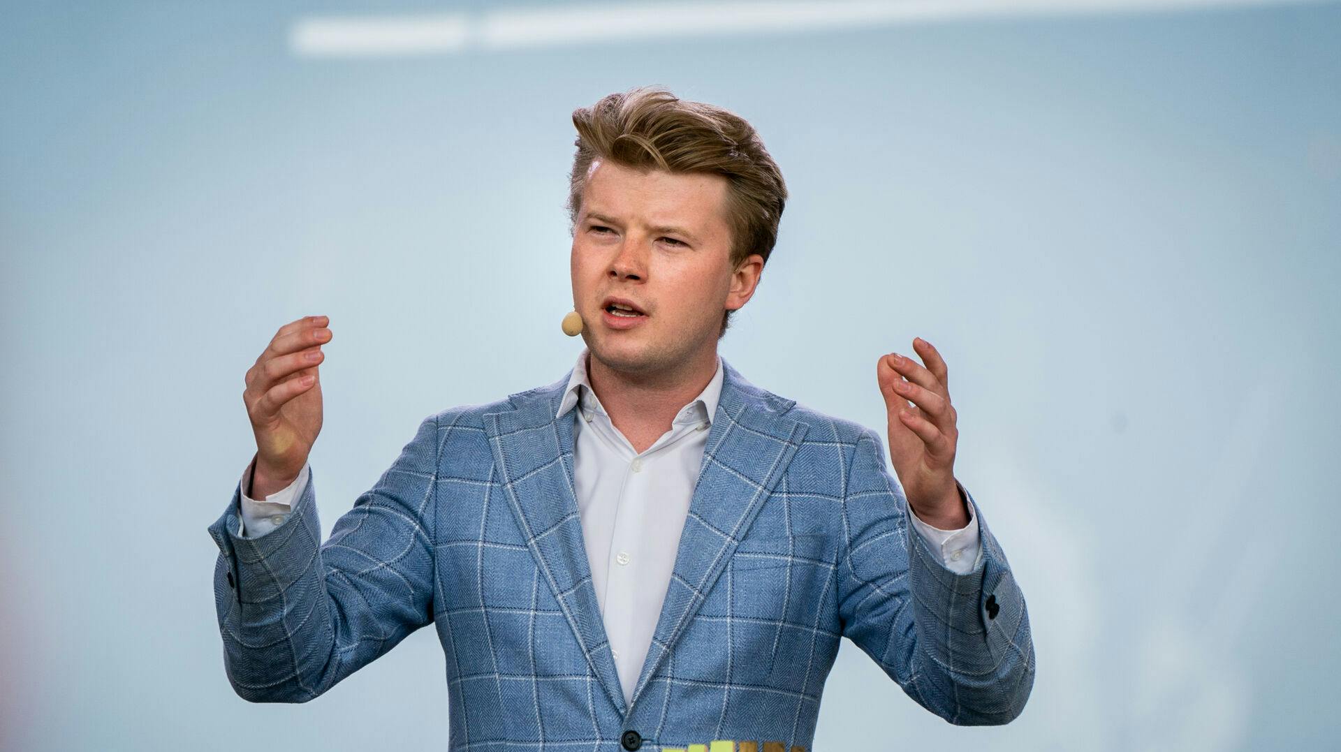 Formanden for Konservativ Ungdom, Christian Holst Vigilius, forstår ikke kritikken, som han afviser er ordentligt dokumenteret. Revisorerne fastholder dog kritikken, der kan koste ungdomspartiet dyrt.