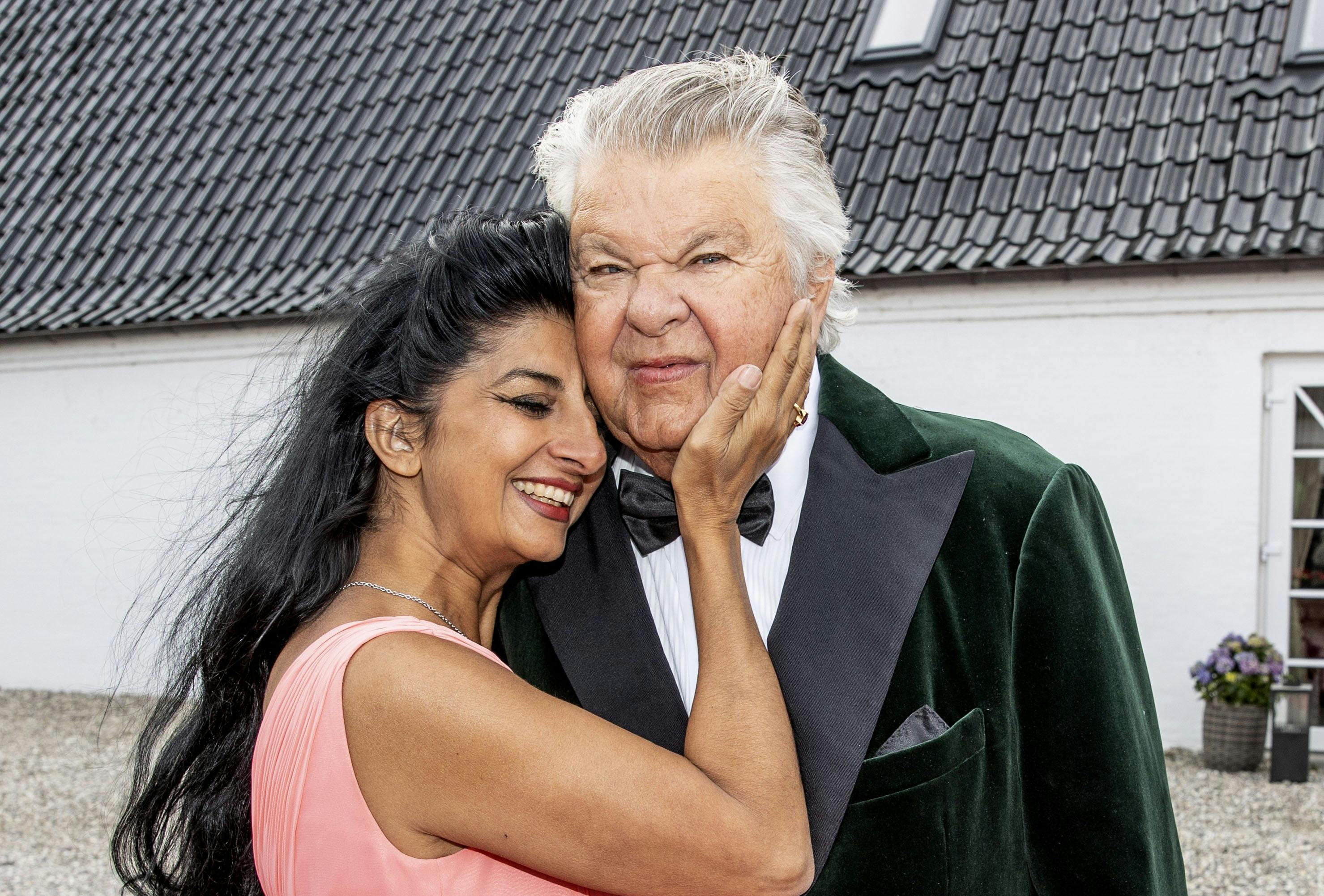 Her ses Christian Kjær med Susan Astani-Kjær til hans 80-års fødselsdag. 