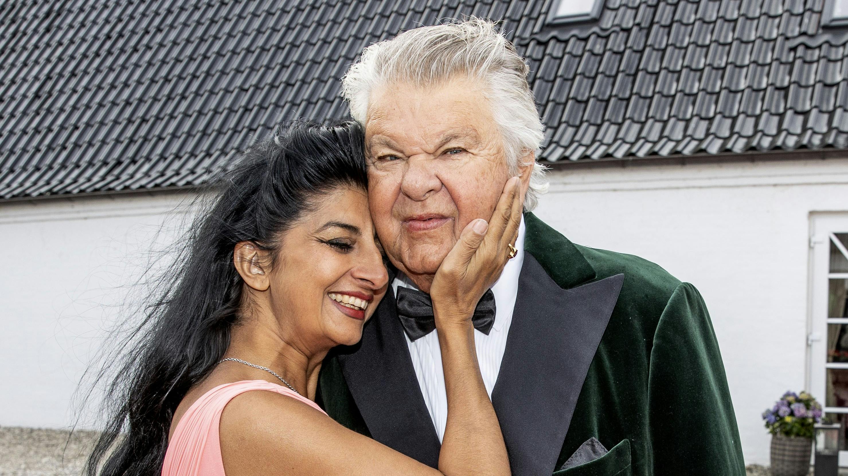 Her ses Christian Kjær med Susan Astani-Kjær til hans 80-års fødselsdag.
