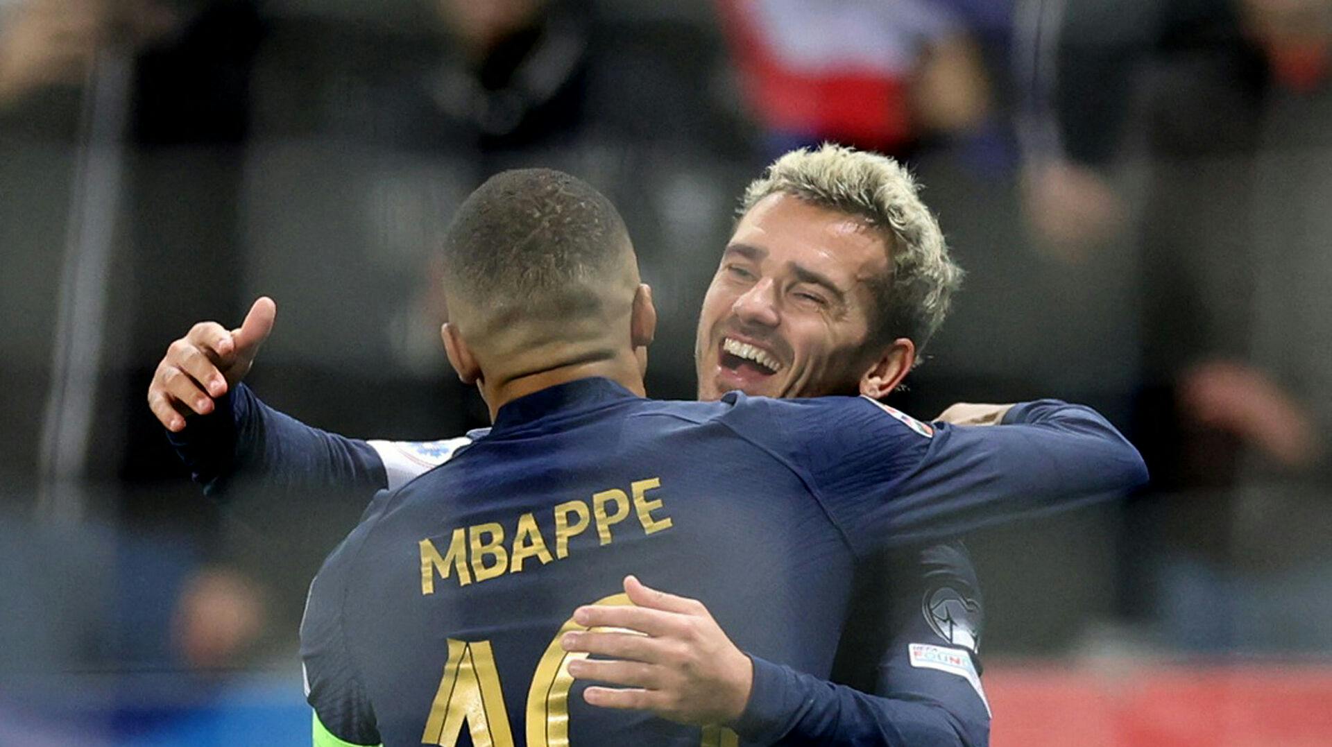 Antoine Griezmann omfavner landsmanden Kylian Mbappe. 