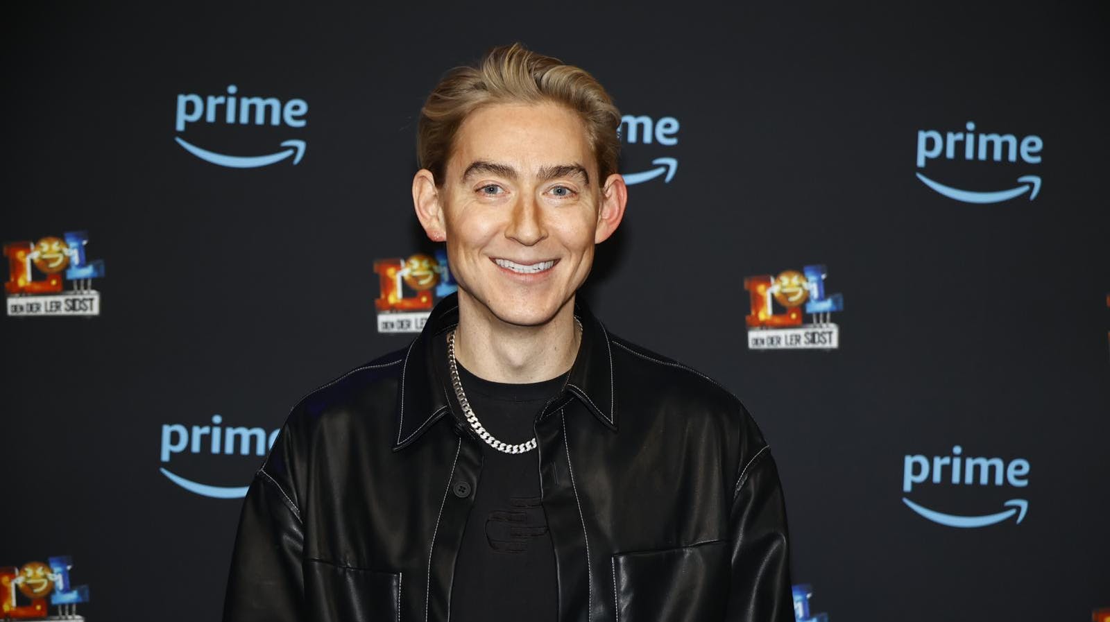 Der er ikke noget at sige til, at Emil Thorup smiler i sit nye liv med "sugarmamma" på. Eller skal vi sige "sugarforældre"?