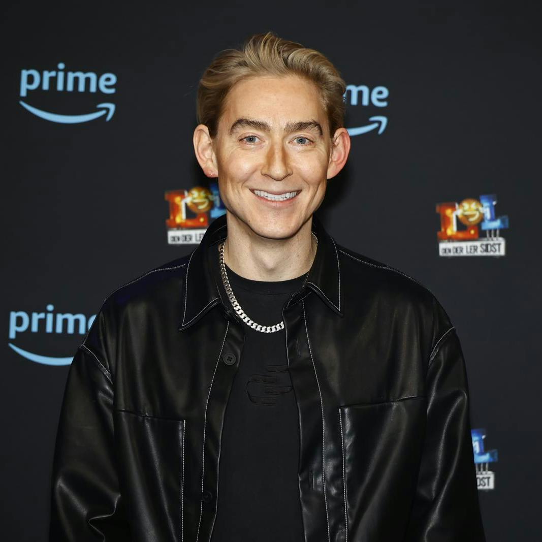 Der er ikke noget at sige til, at Emil Thorup smiler i sit nye liv med "sugarmamma" på. Eller skal vi sige "sugarforældre"?