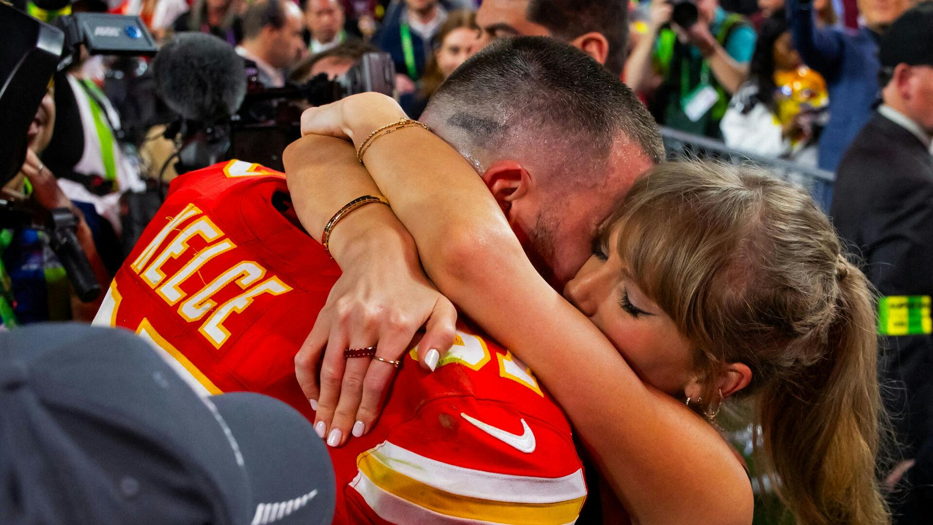 Kansas City Chiefs-stjernen Travis Kelce og Taylor Swift er taget på kærlighedsferie.