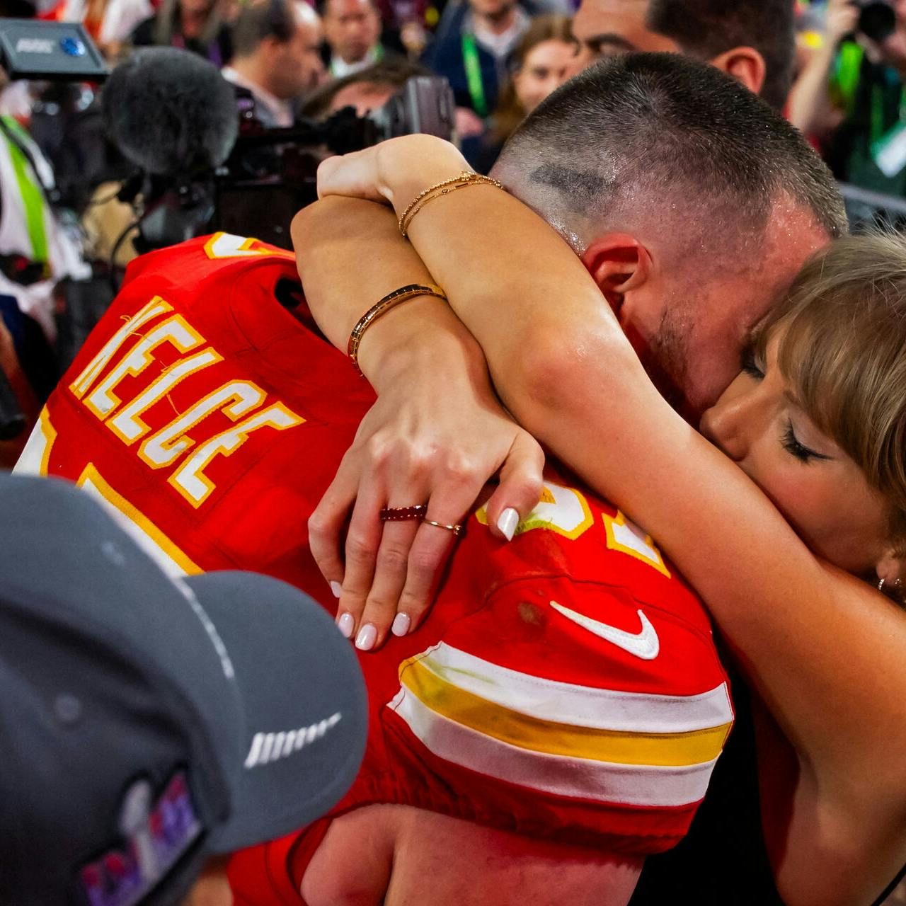 Kansas City Chiefs-stjernen Travis Kelce og Taylor Swift er taget på kærlighedsferie.