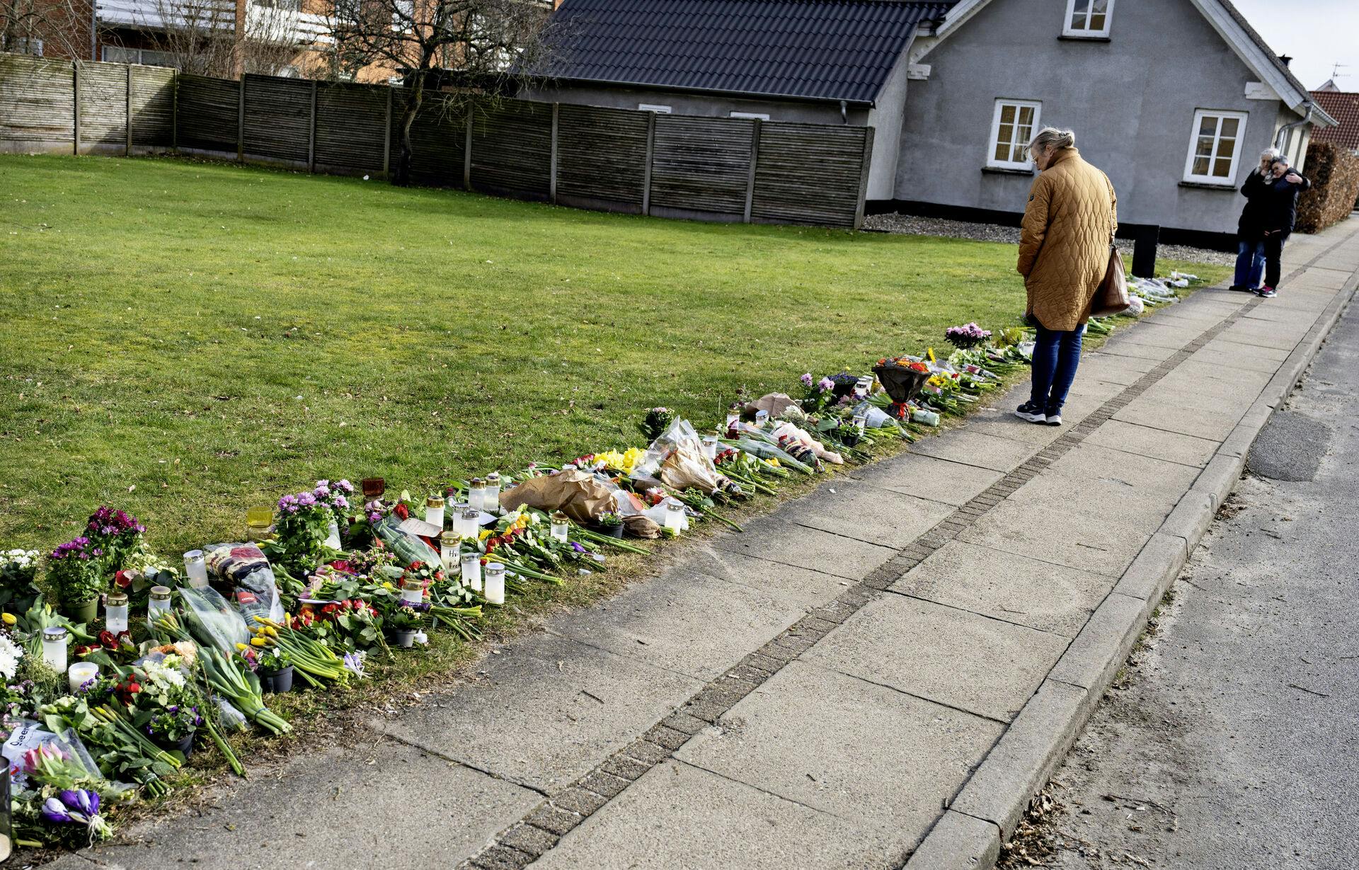 Blomster og lys tæt på gerningstedet ved Hjallerup Varmeværk i Nordjylland onsdag den 13. marts 2024. En 17-årig dreng er anholdt i sag om drab på 13-årig pige mandag i Hjallerup, oplyser politiet.. (Foto: Henning Bagger/Ritzau Scanpix)