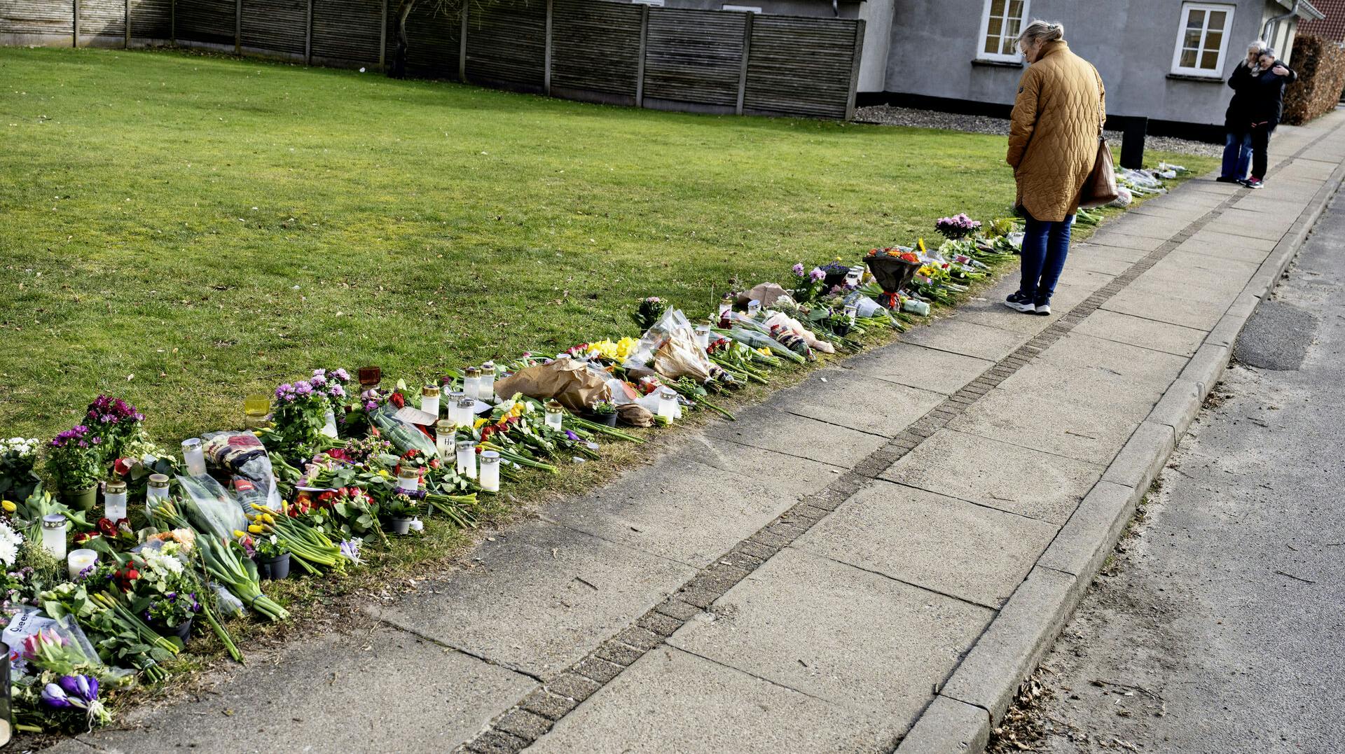 Blomster og lys tæt på gerningstedet ved Hjallerup Varmeværk i Nordjylland onsdag den 13. marts 2024. En 17-årig dreng er anholdt i sag om drab på 13-årig pige mandag i Hjallerup, oplyser politiet.. (Foto: Henning Bagger/Ritzau Scanpix)
