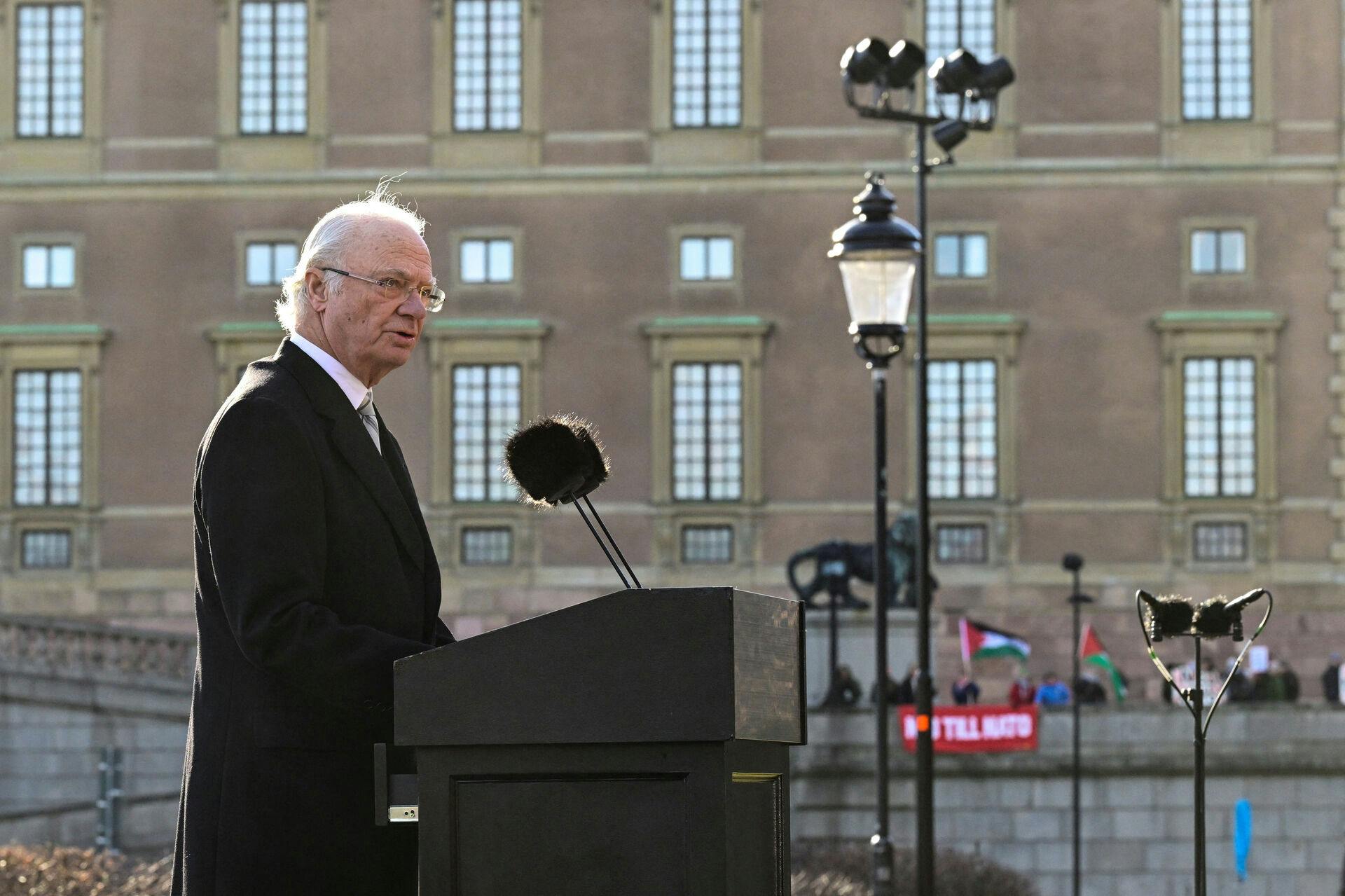 Kong Carl Gustaf holdt tale på Riksdagen ved det svenske parlament. Nu er to personer anholdt for at planlægge angreb, der skulle udføres den dag. 