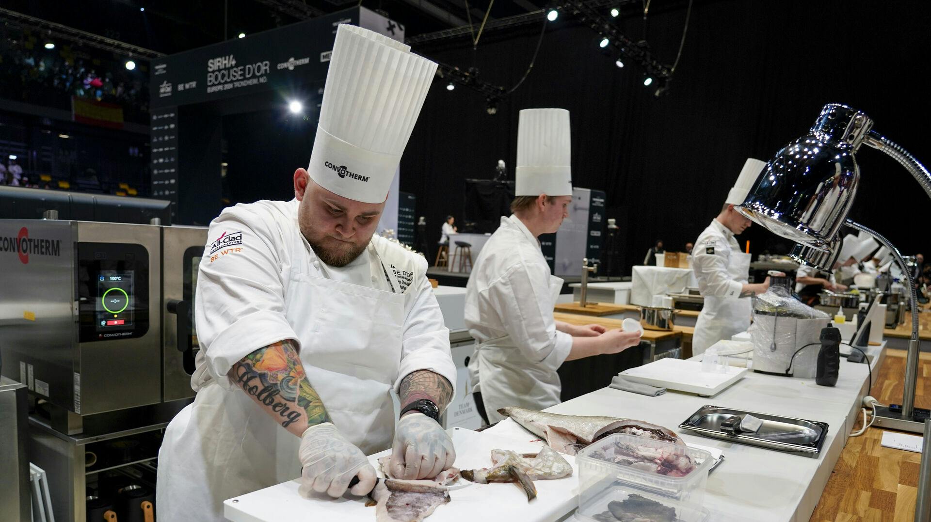 Den danske kok Sebastian Holberg Svendsgaard har tidligere været kok på de anerkendte restauranter i Danmark Geranium og Babette.