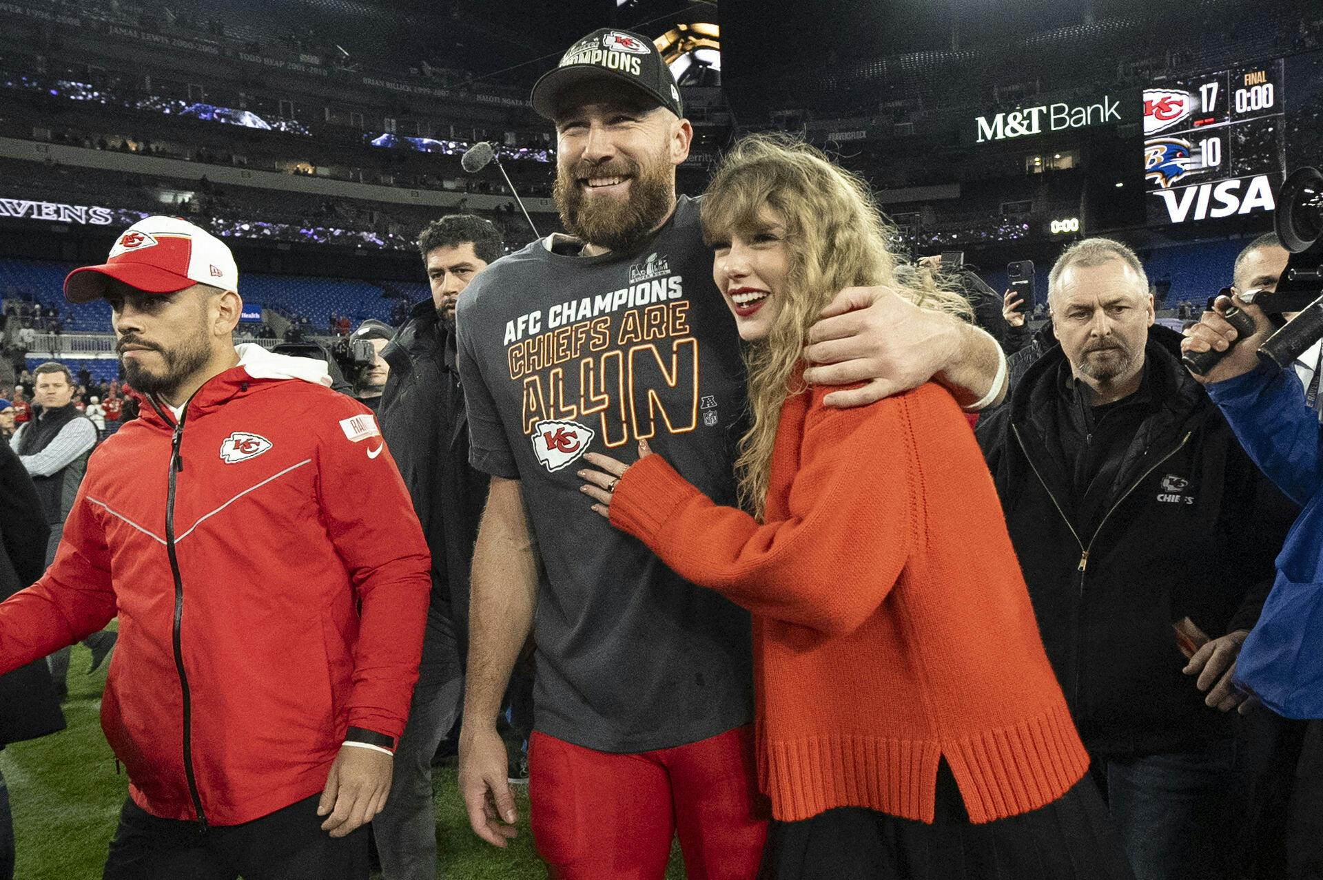 Taylor Swift og Travis Kelce har været kærester i cirka et år.