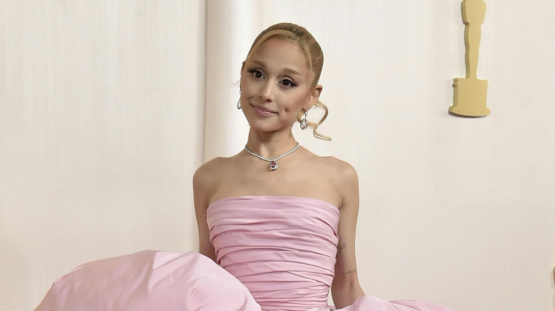 Ariana Grande og Dalton Gomez er helt officielt fortid. Tirsdag er parrets skilsmissen gået igennem.