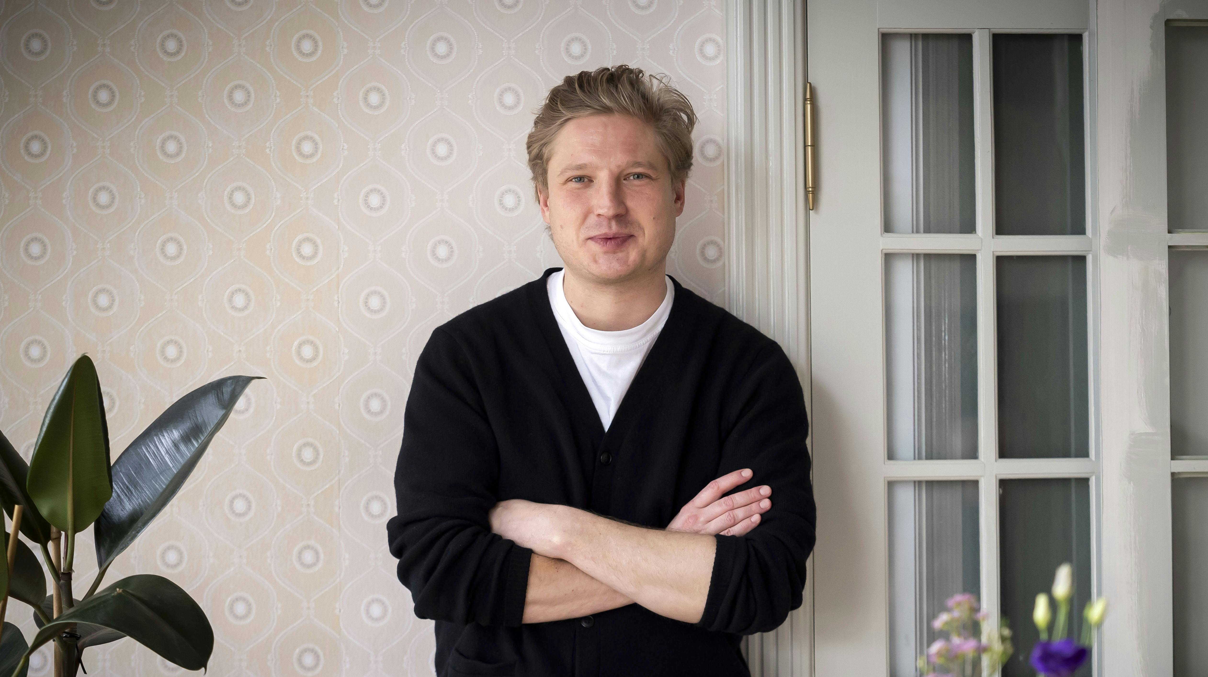 Anton Rubtsov, bedre kendt i "Badehotellet"-universet som Uwe Kiessling har fundet sig en sød kæreste. Hun er også skuespiller.