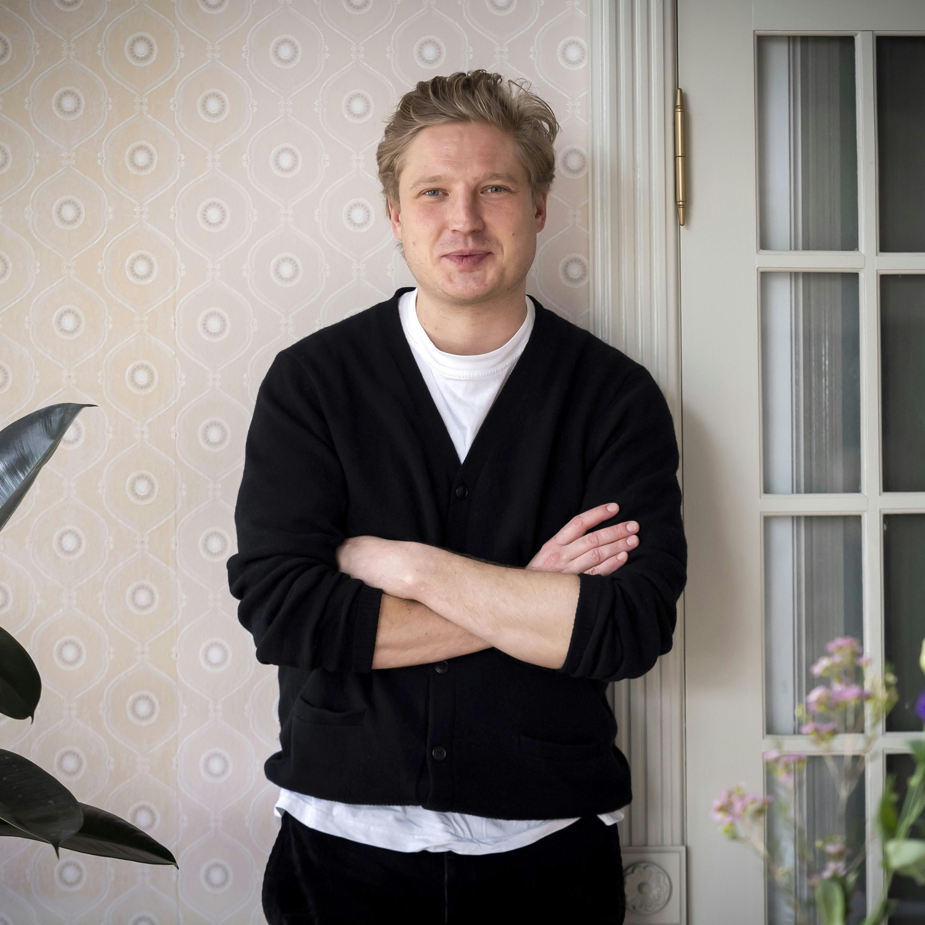 Anton Rubtsov, bedre kendt i "Badehotellet"-universet som Uwe Kiessling har fundet sig en sød kæreste. Hun er også skuespiller.