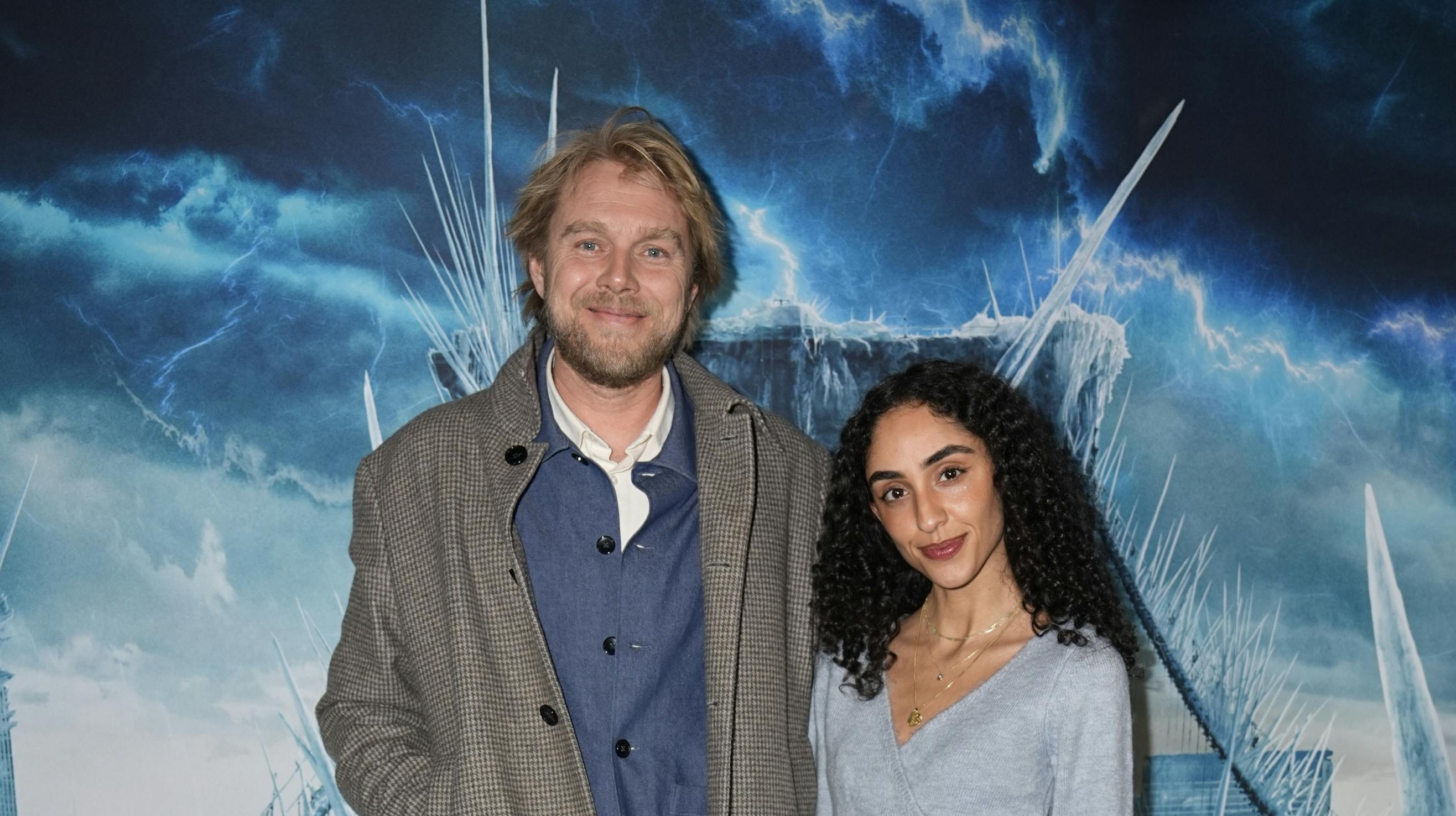 Felix Smith og kæresten Dlara Qadri havde tirsdag aften debut på den røde løber sammen. Parret fortæller til SE og HØR, at de er flyttet sammen.