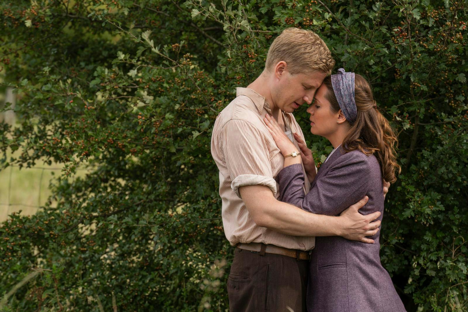 Amanda og Uwe har fået et barn sammen i "Badehotellet". I den virkelige verden er Uwe, eller Anton Rubtsov, som er hans borgerlige navn, også blevet ramt af amors pil.