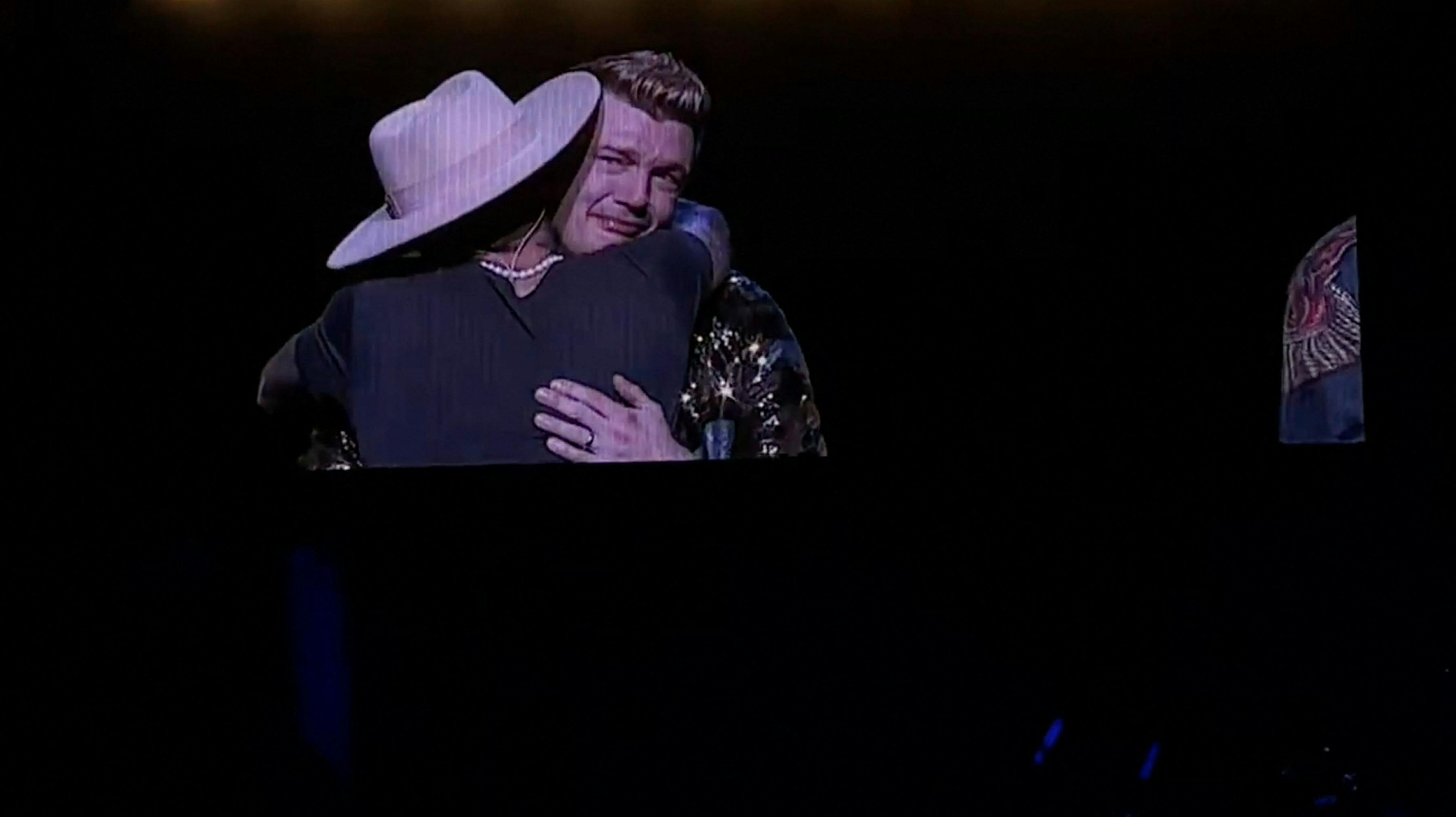 Her ses Nick Carter under en koncert i London, kort efter hans bror, Aaron Carter, var død blot 34 år gammel.