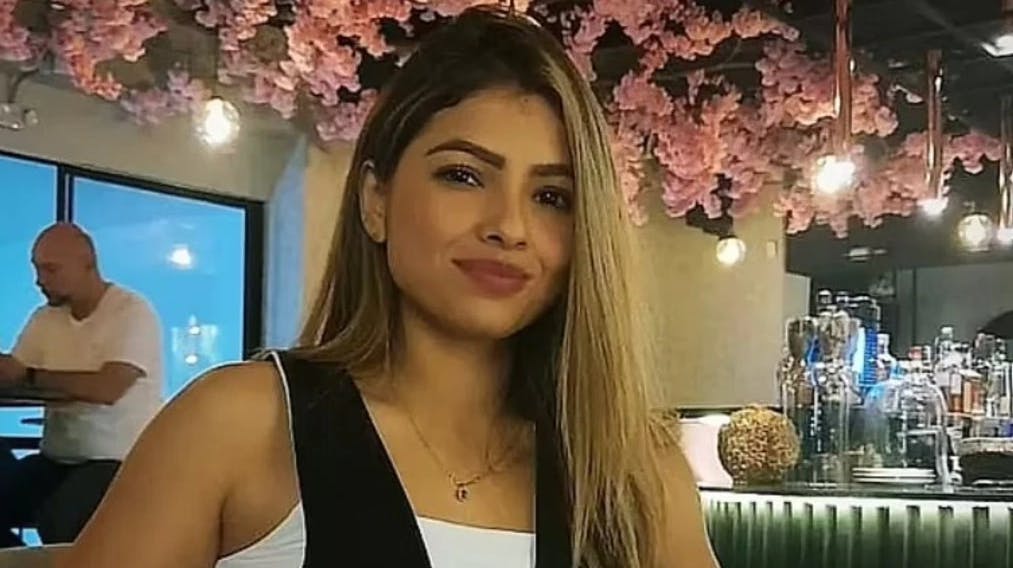 27-årige Daniela Barros fra Columbia mistede livet, da hun af endnu ukendte årsager gled ud af sin paraglider-stol og styrtede 200 meter ned.