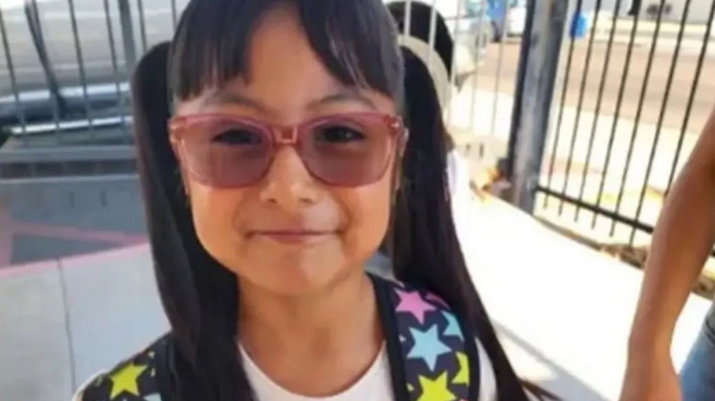 7-årige Victoria har mistet begge fødder og den ene hånd som følge af en alvorlig bakterieinfektion. 