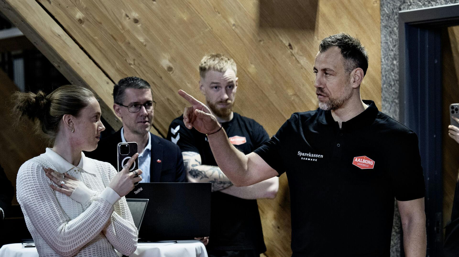 Den nye cheftræner Maik Machulla (t.h.) vil have styr på sit danske, inden han begynder i Aalborg Håndbold.