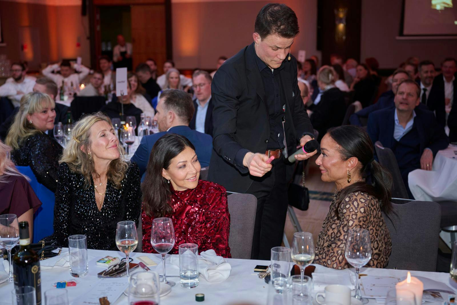 Alexandra og Elsa Adams blev inddraget i tryllekunstneren Henrik Svanekiærs små julelege.