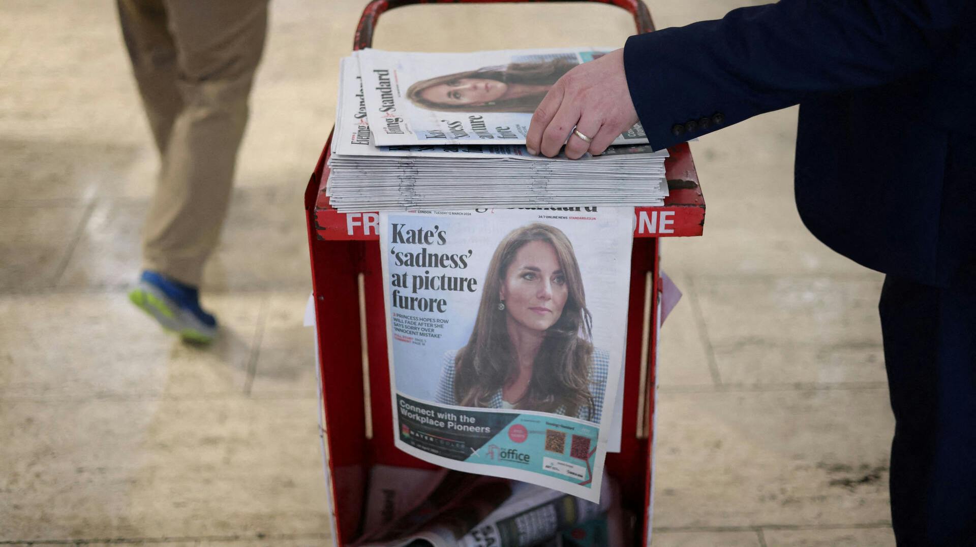 En pinlig historie om kongehuset rammer igen forsiderne af de britiske aviser.