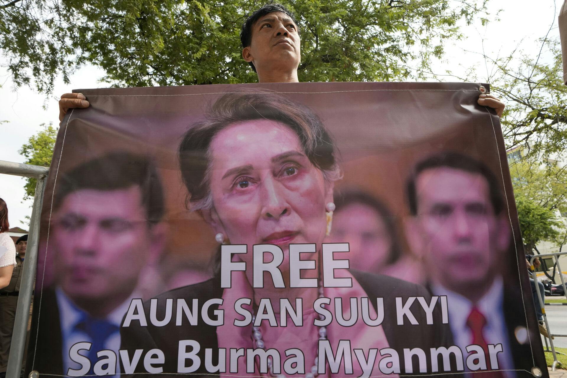 Demokratisk valgte Suu Kyi afsoner straffe på i alt 27 år for lovovertrædelser, som hendes støtter kalder fabrikerede.